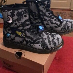 Dr. martens cosmic print size 5 girls